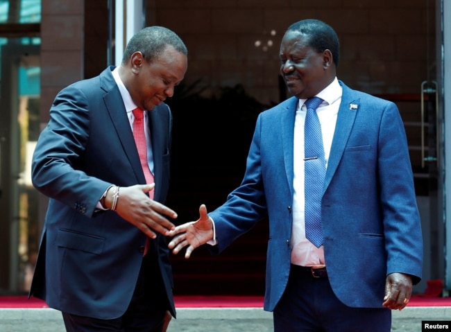 Kenya's President Uhuru Kenyatta, left, shakes hands with opposition leader Raila Odinga of the National Super Alliance coalition following a joint news conference at the Harambee house office in Nairobi, Kenya, March 9, 2018.