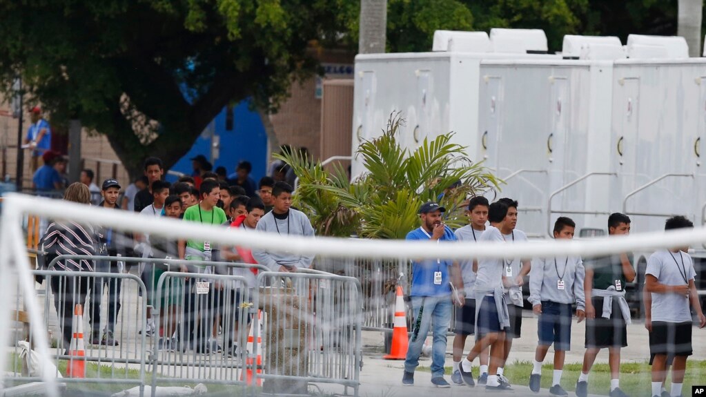 Las autoridades afirman que Pacheco sostuvo relaciones sexuales con dos chicos y tocÃ³ a otros seis, todos entre 15 y 17 aÃ±os entre agosto de 2016 y julio de 2017.