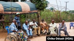 Lawrence Akpu dan penyandang disabilitas lainnya yang mereupakan veteran perang Biafra berkumpul untuk mendiskusikan dukungan mereka pada gerakan pro-Biafra yang menghendaki Biafra menjadi negara merdeka (foto: Chika Oduah)