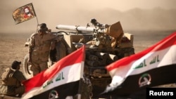 Para pejuang Syiah berkumpul selama pertempuran dengan para militan Negara Islam (18/11). Bandara Tal Afar, sebelah barat Mosul. (foto: REUTERS/Thaier Al-Sudani)