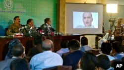 지난해 3월 파키스탄 이슬라마바드에서 열린 기자회견에서 인도인 쿨브후샨 자드하브 씨의 영상 화면이 나오고 있다.