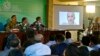 Foto tentara angkatan laut India, Kulbhushan Jadhav yang ditahan tahun 2016, ditampilkan pada layar saat berlangsungnya konferensi pers di Islamabad, Pakistan, 29 Maret 2016. (AP Photo/Anjum Naveed)