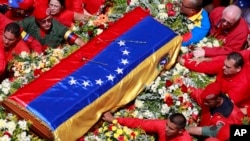 Bendera ya taifa ya Venezuela ikiwa imefunika jeneza la hayati Hugo Chavez.