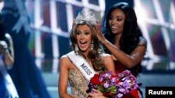 Miss Connecticut Erin Brady reacciona muy emocionada al ser coronada por Miss USA 2012, Nana Meriweather.
