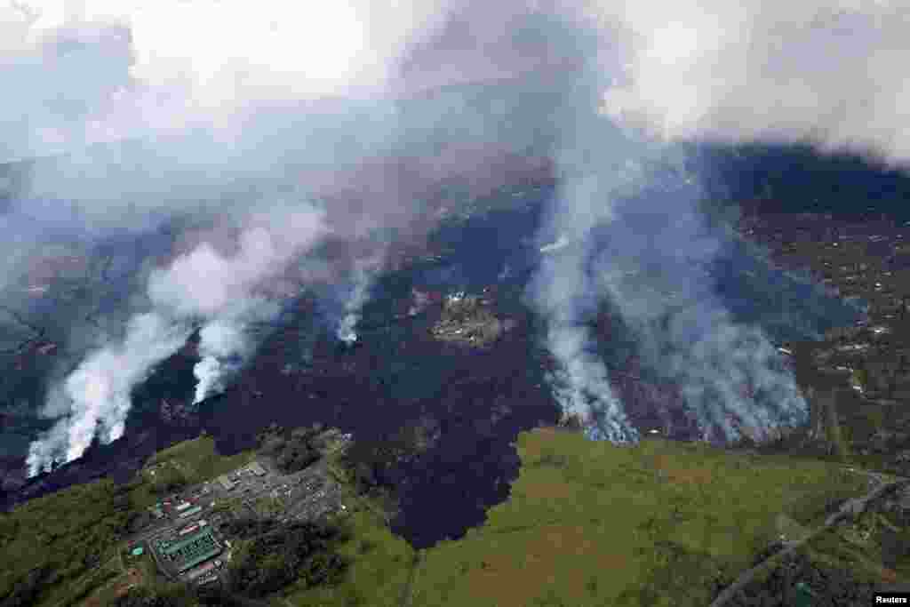 កម្អែល​ភ្នំភ្លើង​ហូរ​ជិត​ដល់ Lava approaches ក្រុមហ៊ុន Puna Geothermal Venture​ ក្បែរ​ទីក្រុង​ Pahoa រដ្ឋ​ Hawaii កាលពី​ថ្ងៃទី​២៨ ឧសភា ឆ្នាំ ២០១៨។