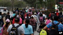 A finales de marzo, el presidente Donald Trump acusó a los países centroamericanos de orquestar un montaje al supuestamente enviar las caravanas de cientos de migrantes que salen principalmente de Honduras hacia Norteamérica. 