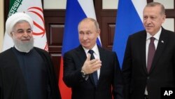 지난해 4월 하산 로하니 이란 대통령(왼쪽부터), 블라디미르 푸틴 러시아 대통령, 레제프 타이이프 에르도안 대통령이 3자 정상회담을 위해 러시아 소치에서 만났다. 