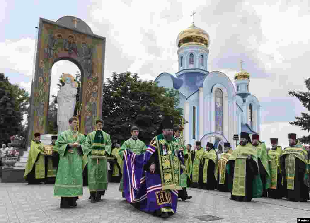 Orthodox clergymen take part in a prayer for peace in front of a cathedral in the eastern Ukrainian city of Luhansk, June 9, 2014.