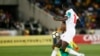 Le milieu de terrain sénégalais Cheikh Ndoye, à droite, en duel avec, le milieu de terrain sud-africain Themba Zwane lors du match de qualification entre l'Afrique du Sud et le Sénégal au stade Peter Mokaba de Polkowane, 10 novembre 2017. 
