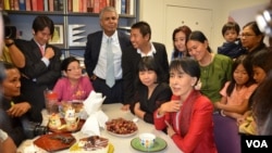 Daw Aung San Suu Kyi visits VOA's Burmese Service to thank them for the broadcasts they provide.
