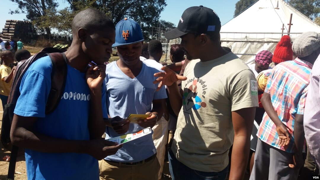 Youth Empowerment and Transformation Trust and other local NGOs officials explaining to youths in Harare the important of participate in the Monday Zimbabwe's general election, July 27, 2018. (S. Mhofu/VOA)