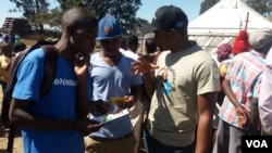 Youth Empowerment and Transformation Trust and other local NGOs officials explaining to youths in Harare the important of participate in the Monday Zimbabwe's general election, July 27, 2018. (S. Mhofu/VOA)