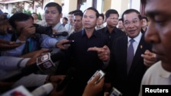 Thủ tướng Campuchia Hun Sen trong một cuộc trả lời phỏng vấn báo chí.