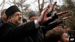 Warga etnis Tatar di Krimea, yang mayoritas adalah Muslim, melakukan unjuk rasa di ibukota Krimea, Simferopol (foto: dok). Rusia menganeksasi Krimea dari Ukraina. 