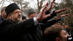 Pemimpin Tatar Krimea, Refat Chubarov melambai kepada pendukungnya dalam aksi protes anti-Rusia di Simferopol, Krimea (foto: dok).
