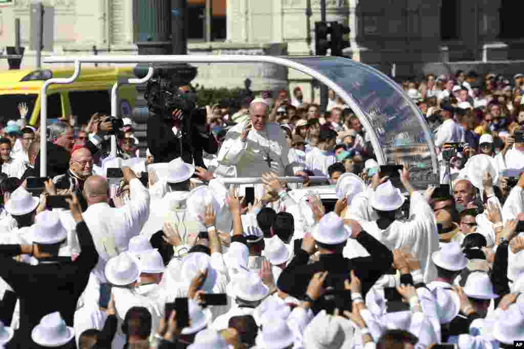 Pope Francis arrives to celebrate a Mass for the closing of the International Eucharistic Congress, at Budapest&#39;s Heroes Square, Hungary.