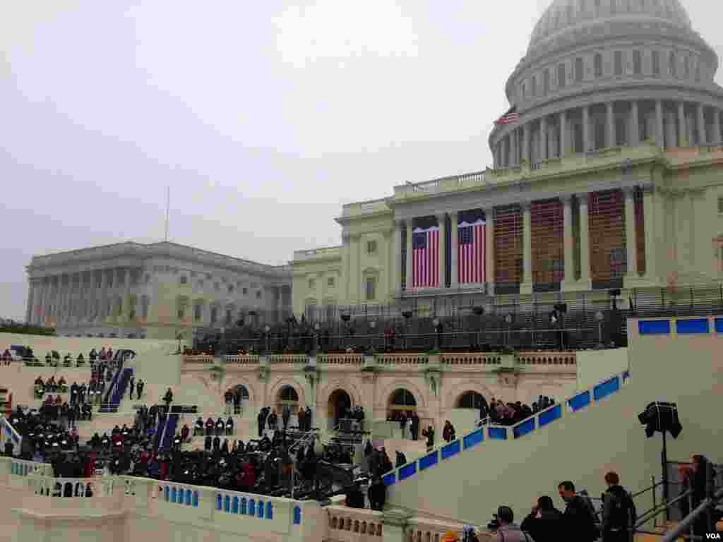国会山西侧的平台基本搭建完工，奥巴马总统届时将在图片左下角的主席台处宣誓就职。 