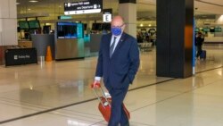 Francuski ambasador u Australiji Žan-Pjer Tebo dolazi na aerodrom u Sidneju u subotu 18. septembra 2021.