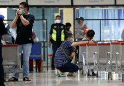 Masyarakat terlihat berada di pusat krisis sementara di Bandara Internasional Soekarno-Hatta, setelah pesawat Sriwijaya Air SJ182 hilang kontak setelah lepas landas, 9 Januari 2021. (Foto: Reuters)