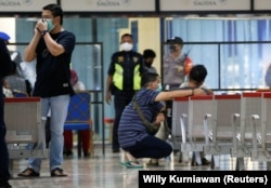 Masyarakat terlihat berada di pusat krisis sementara di Bandara Internasional Soekarno-Hatta, setelah pesawat Sriwijaya Air SJ182 hilang kontak setelah lepas landas, 9 Januari 2021. (Foto: Reuters)