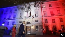 El secretario de Estado, John Kerry, camina junto a la embajadora de EE.UU. en Francia, Jane Hartley, frente a la Embajada estadounidense en París, luego de pronunciar un discurso. Nov. 16 de 2015.