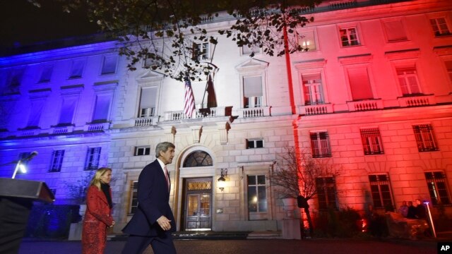 El secretario de Estado, John Kerry, camina junto a la embajadora de EE.UU. en Francia, Jane Hartley, frente a la Embajada estadounidense en París, luego de pronunciar un discurso. Nov. 16 de 2015.