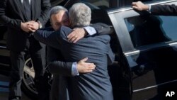 Чак Хейгел приветствует Эхуда Барака в Пентагоне. США. 5 марта 2013 г.