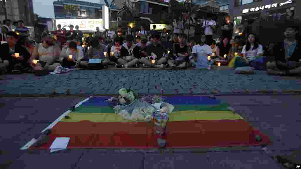 Veillée pour les victimes tuées dans une boîte de nuit à Orlando, Séoul, Corée du Sud, le 12 juin 2016.