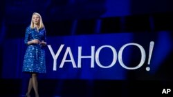 La CEO de Yahoo, Marissa Mayer, dice que venderá servicios no deseados del motor de búsqueda en internet.
