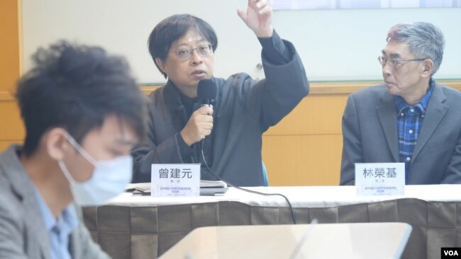 位于台北的华人民主学院董事主席曾建元(中) (美国之音黄丽玲摄)