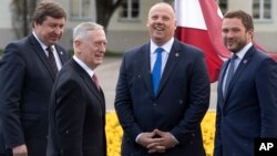 Le secrétaire de la Défense Jim Mattis et son homologue lituanien Raimundas Karoblis, à gauche, à Vilnius, Lithuanie, le 10 mai 2017.