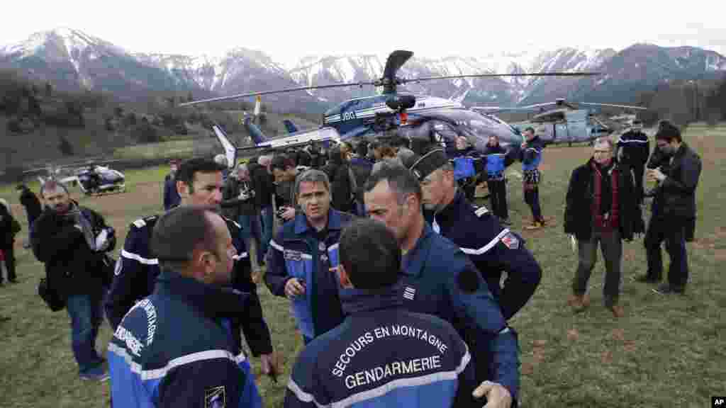 Les secouristes et gendarmes se déploient à Seyne-les-Alpes, Alpes françaises, essayant d&rsquo;atteindre le lieu du carsh de l&#39;avion de passagers de Germanwings, mardi 24 mars 2015. &nbsp;