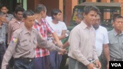 တရားစြဲဆိုခံရသူေတြကို ႐ံုးထုတ္လာစဥ္ 