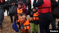 Anak-anak migran tiba di Dungeness, Ingriss, setelah menyebrangi Selat Inggris dari Prancis, pada 24 November 2021. (Foto: Reuters/Henry Nicholls)