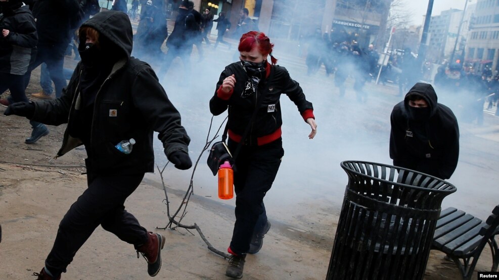 Manifestrantes huyen luego de explotar una granada de percusión durante las protestas contra el presidente Donald Trump en Washington. 