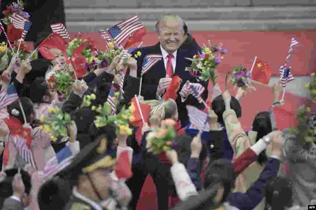 美国总统川普和中国国家主席习近平在北京人大会堂举行的欢迎仪式上受到挥舞美中国旗和鲜花的孩子们的欢迎。（2017年11月9日）