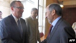 Chủ tịch NTC Mustafa Abdel Jalil họp với Trợ lý ngoại trưởng Hoa Kỳ đặc trách vấn đề cận Đông Jeffrey Feltman (trái) tại Tripoli, ngày 14/9/2011