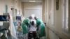 Un patient pratique des exercices de rééducation avec des kinésithérapeutes à l'unité post COVID-19 du Centre Hospitalier de Bligny à Briis-sous-Forges lors de la pandémie du COVID-19 en France, le 29 avril 2020. REUTERS / Benoit Tessier