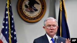 Jaksa Agung Jeff Sessions, berpidato di hadapan para penegak hukum AS dalam pertemuan di kantor Jaksa Penuntut Amerika Serikat, di Lexington, Kentucky, 15 Maret 2018. (Foto: dok).