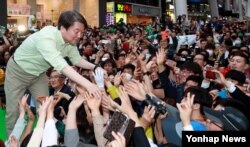 국민의당 안철수 대선후보가 19대 대선 투표일을 하루 앞둔 8일 오후 대전 유세에서 지지자들의 손을 잡고 있다.