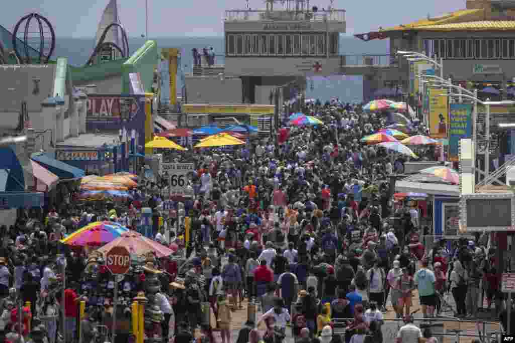 میموریل ڈے کی مناسبت سے تعطیلات کے دوران بڑی تعداد میں لوگوں نے ساحلی شہر سانٹا مونیکا کا رخ کیا۔