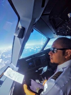 Kapten Megah Perkasa di dalam cockpit. (Foto: Courtesy/Dokumen Pribadi)