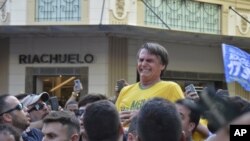 El candidato presidencial Jair Bolsonaro gesticula tras ser apuñalado en el estómago durante un acto de campaña.