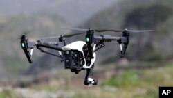 ARSIP – Foto yang diambil tanggal 10 Maret 2015 menunjukkan Inspire 1, drone produksi DJI saat tengah diterbangkan di Davenport, California (foto: AP Photo/Marcio Jose Sanchez, Arsip)