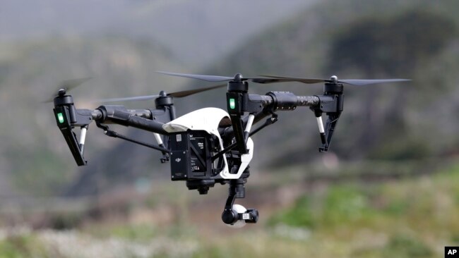 中国大疆创新公司生产的无人机在美国加州飞行 - 资料照片