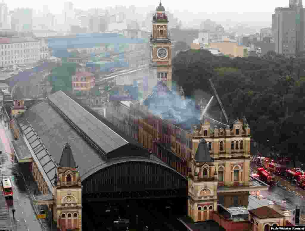 Bombeiros combatem o incêndio que consumiu o Museu da Língua Portuguesa em São Paulo. Brasil, Dez 21, 2015