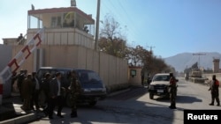 Petugas keamanan Afghanistan terus memberikan pengawasan ketat di lokasi ledakan di dekat Kedutaan AS di Kabul, 12 Desember 2013 (Foto: dok). Kedutaan AS dilaporkan mendapat serangan roket pada hari Natal (25/12).