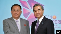 지난 8월 아세안지역안보포럼(ARF) 참석차 싱가포르를 방문한 리용호 북한 외무상(왼쪽)과 왕이 중국 외교 담당 국무위원이 양자회담울 했다. (자료사진)