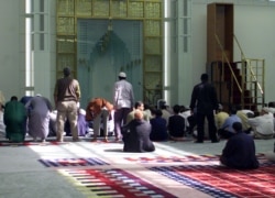 Umat Muslim berdoa di Pusat Kebudayaan Islam New York. (Foto: Reuters)