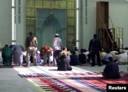 Muslims pray at the New York Islamic Cultural Center.  (Photo: Reuters)